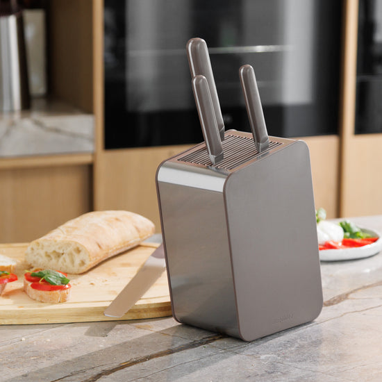 Elements-Edge-knife-block-aubergine-empty-in-lifestyle