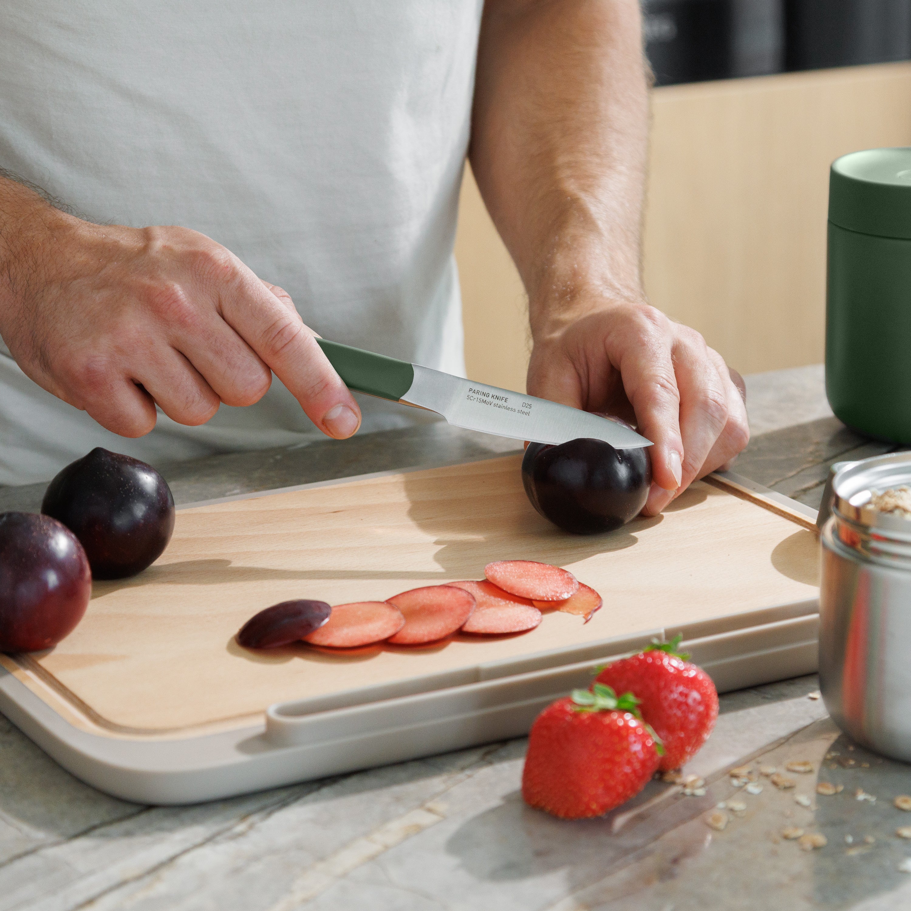 Elements-paring-knife-8,6-cm-khaki-lifestyle