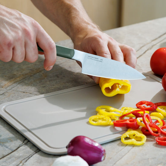 Elements-santoku-knife-11,5-cm-khaki-in-use