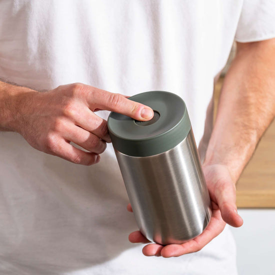 Nommie-snackable-foodjar-khaki-steel-75CL-1