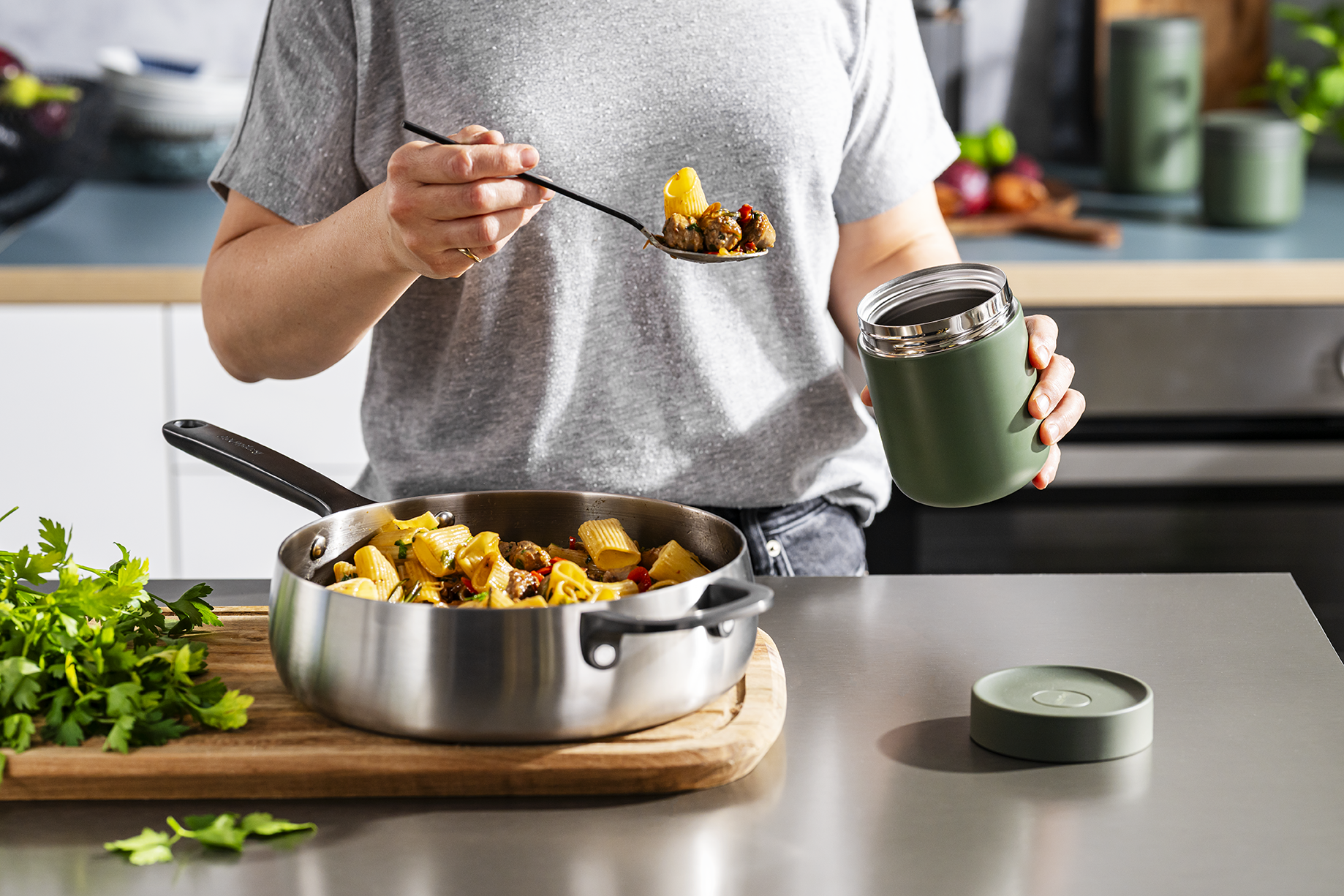 Salad-serving-duo-smokey-black-in-use