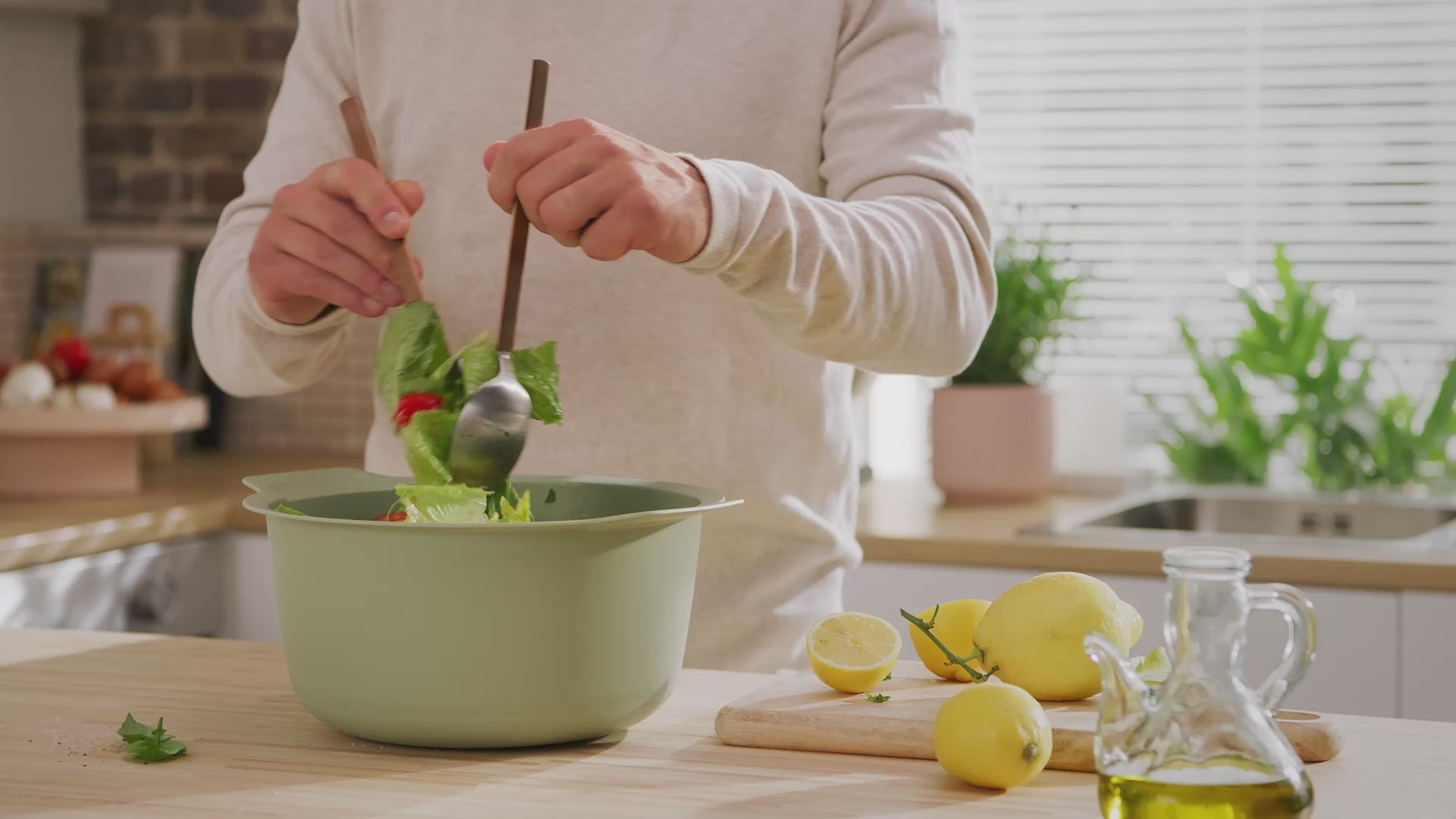 Load video: Mixing-bowl-and-colander-set-cooking