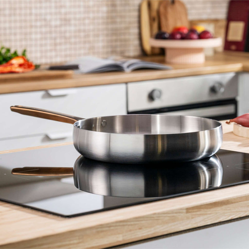 Belly-large-frying-pan-28-cm-warm-blush-lifestyle