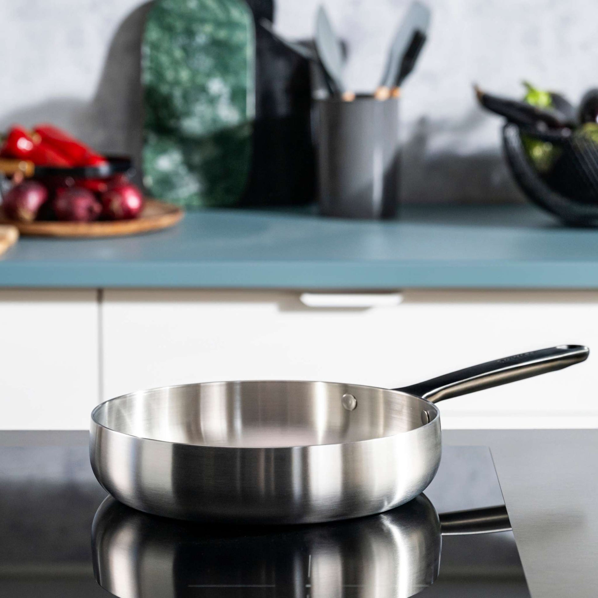 Belly-frying-pan-24-cm-smokey-black-lifestyle-1