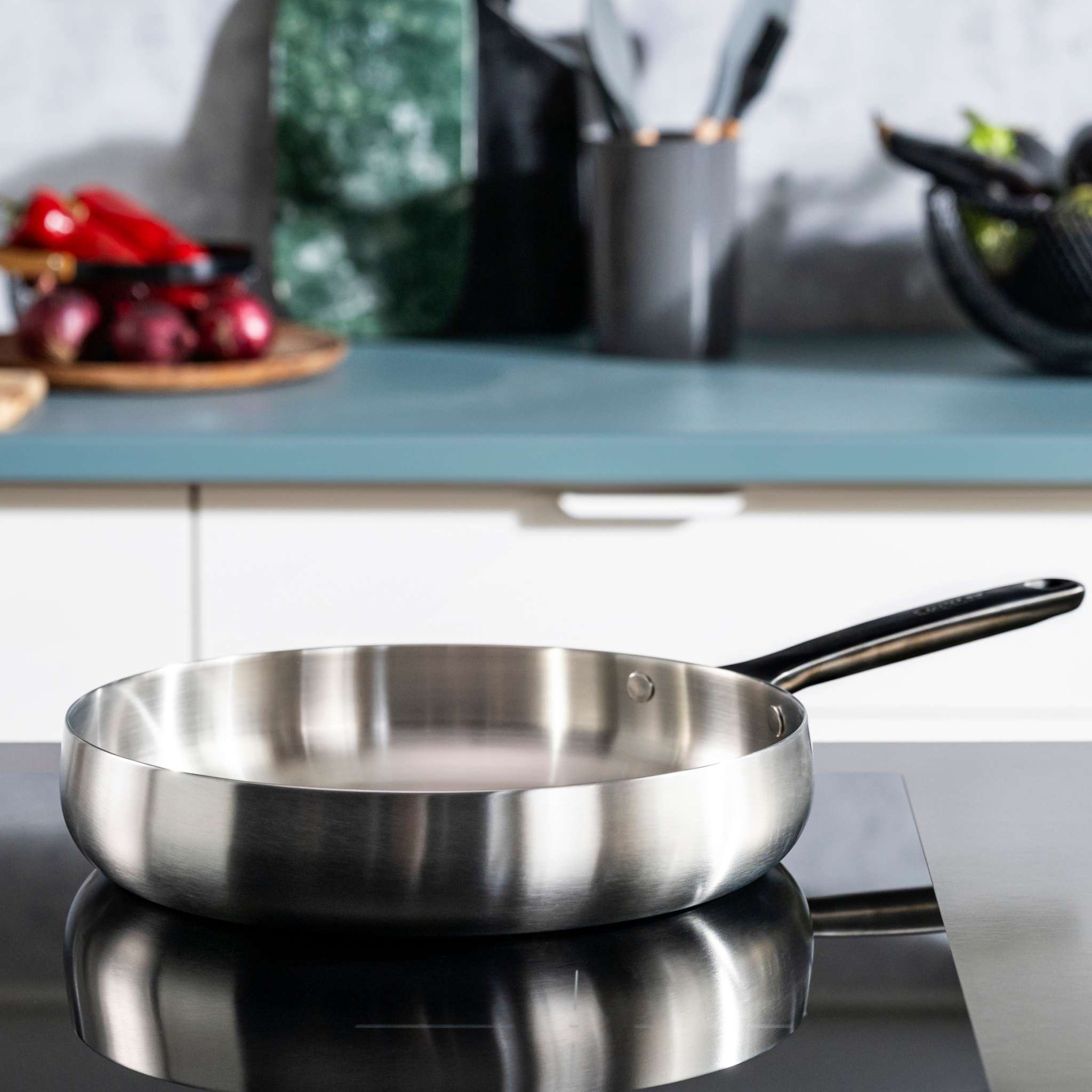 Belly-large-frying-pan-28-cm-smokey-black- lifestyle
