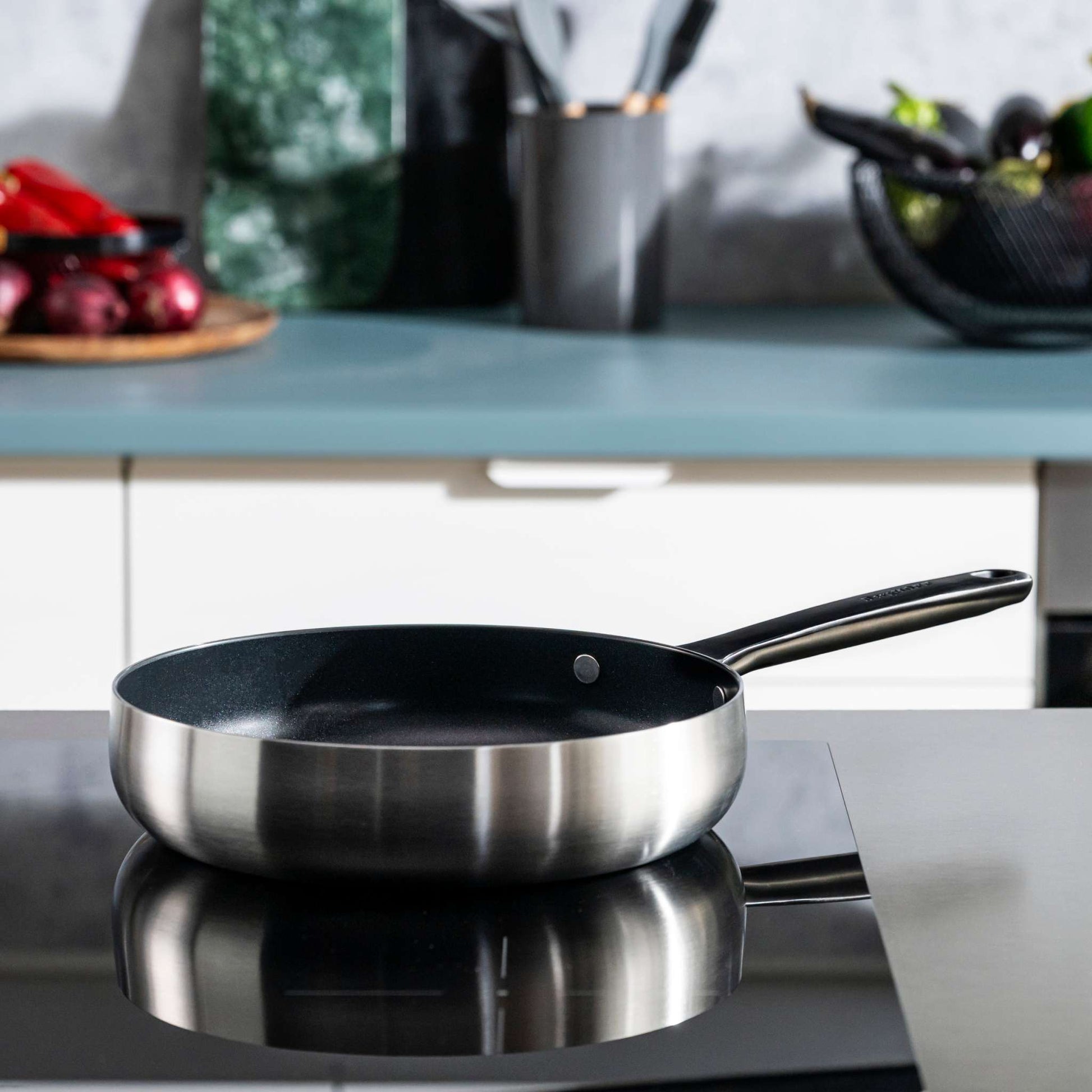 Belly-non-stick-frying-pan-smokey-black-24-cm-lifestyle