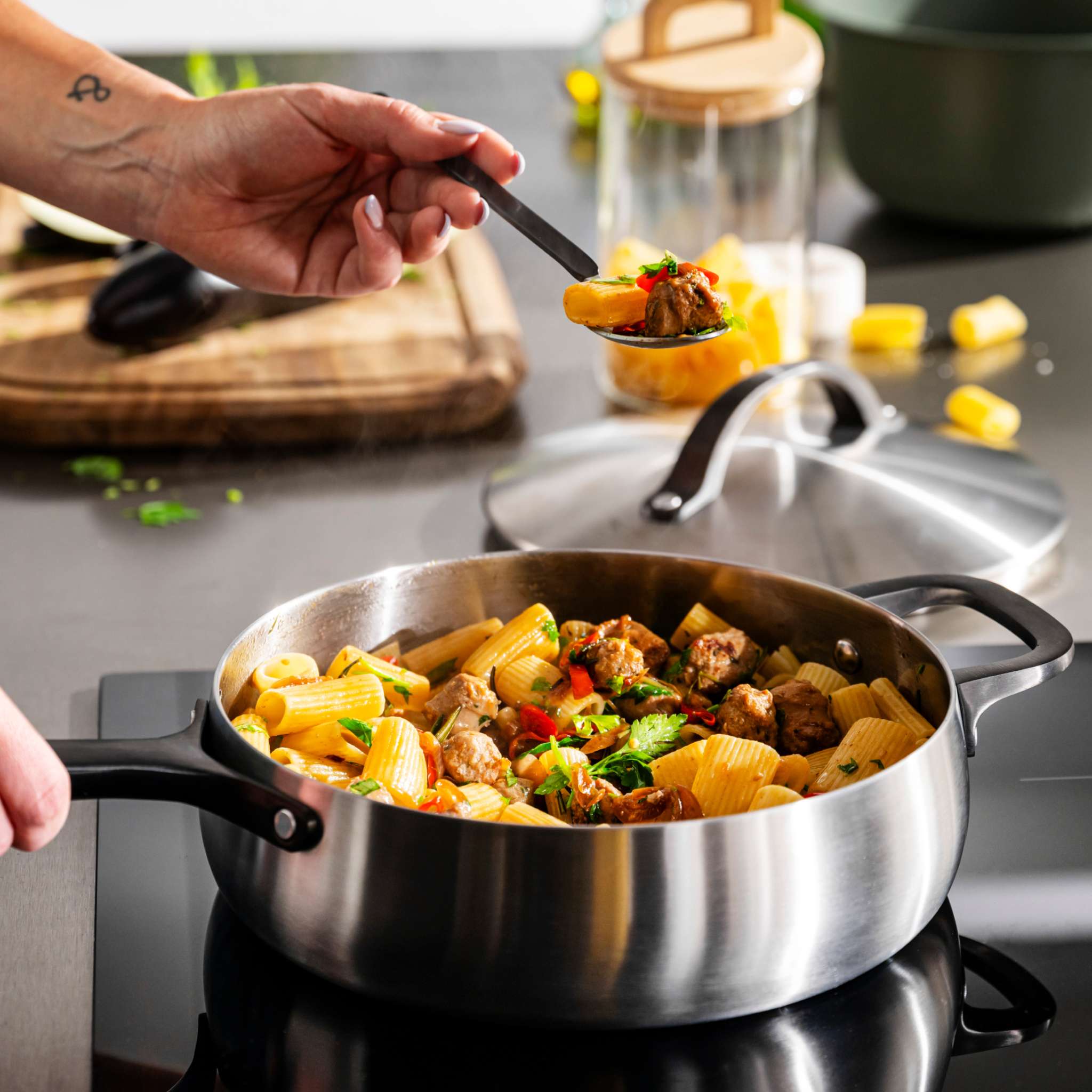 Belly-saute-pan-smokey-black-24cm