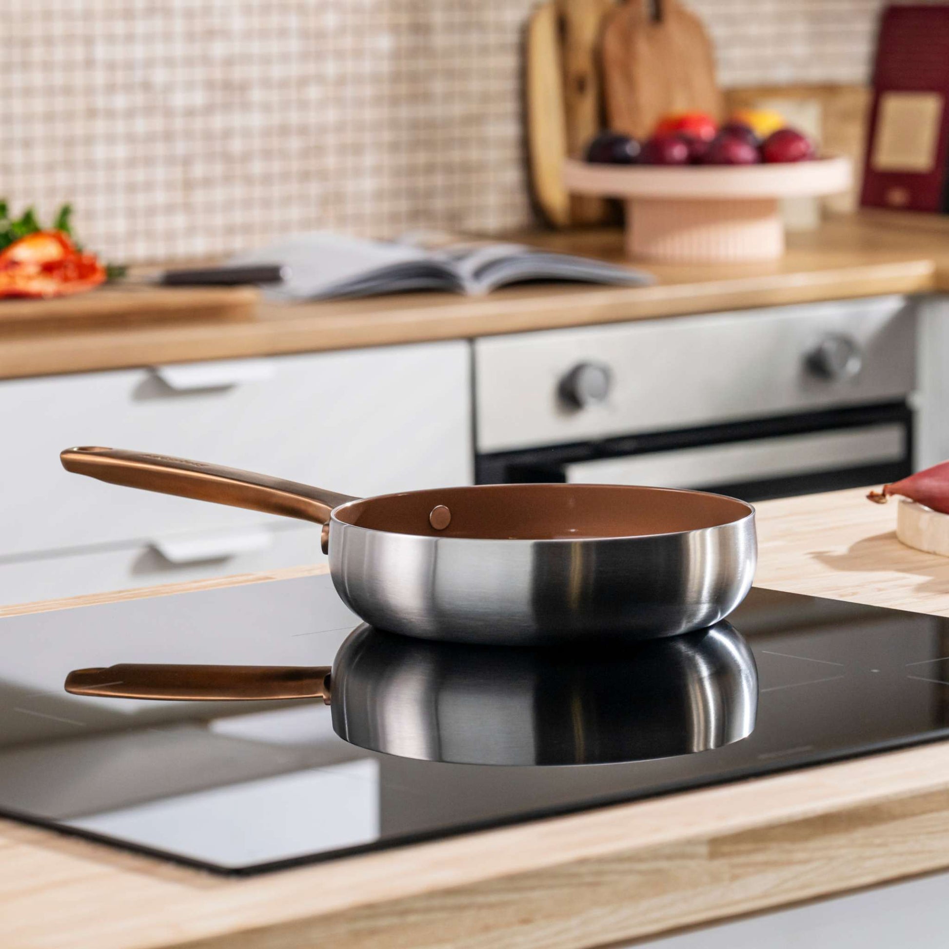 Belly-small-non-stick-frying-pan-20-cm-warm-blush-lifestyle-1095