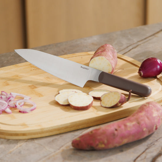 Elements-Chefs-knife-19-cm-aubergine-in-use