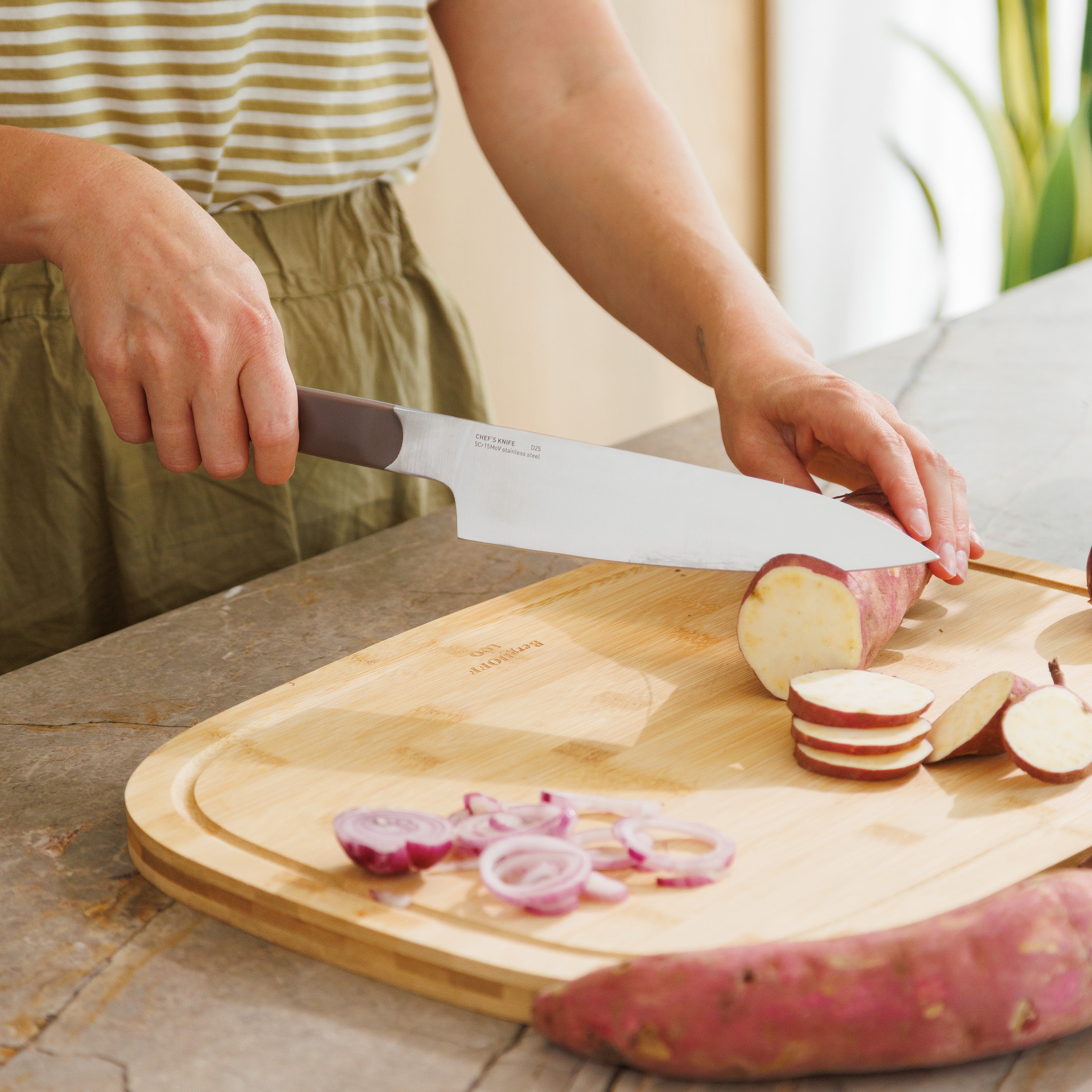 Elements-chefs-knife-19,6-cm-aubergine-lifestyle