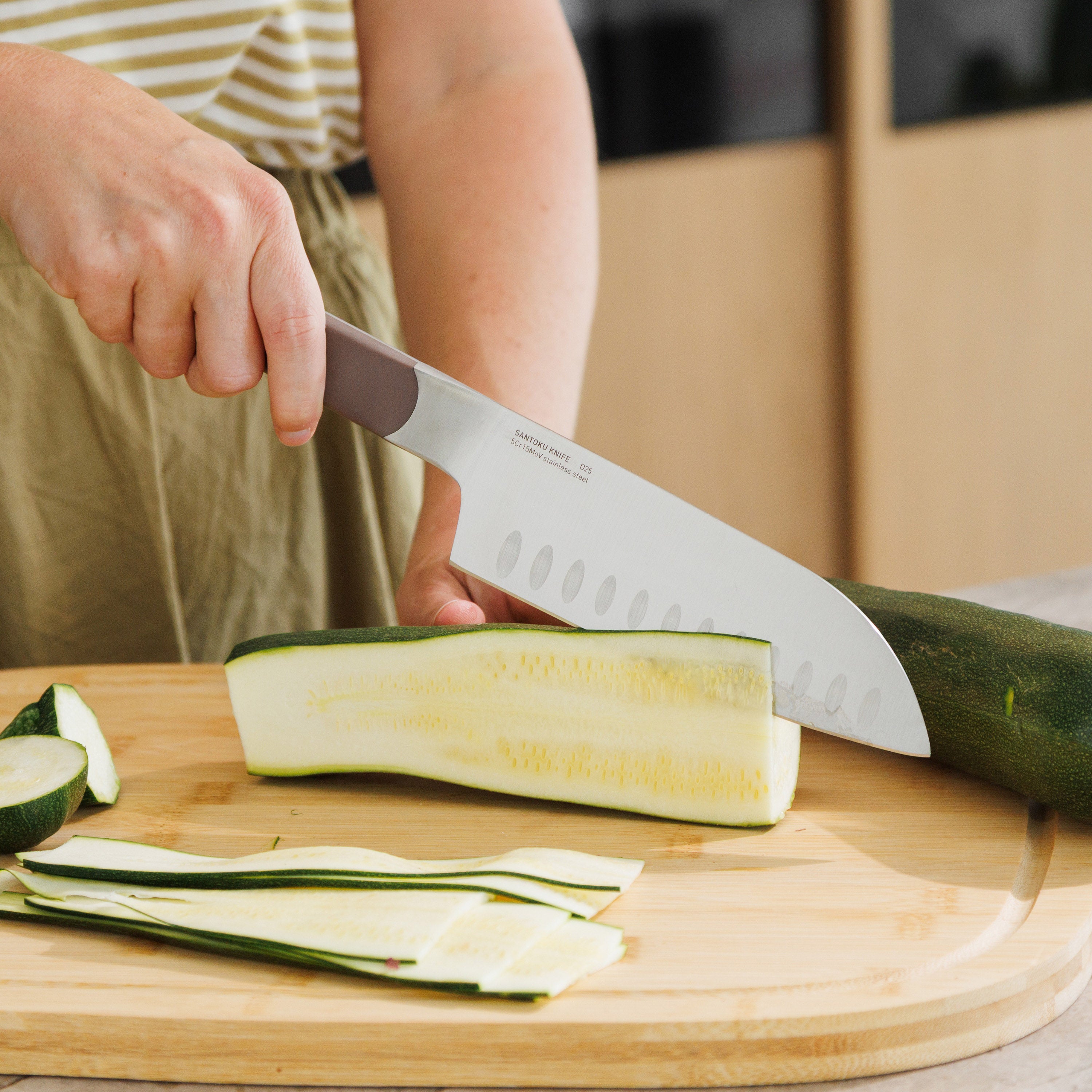 Elements-large-santoku-knife-16,7-cm-aubergine-lifestyle