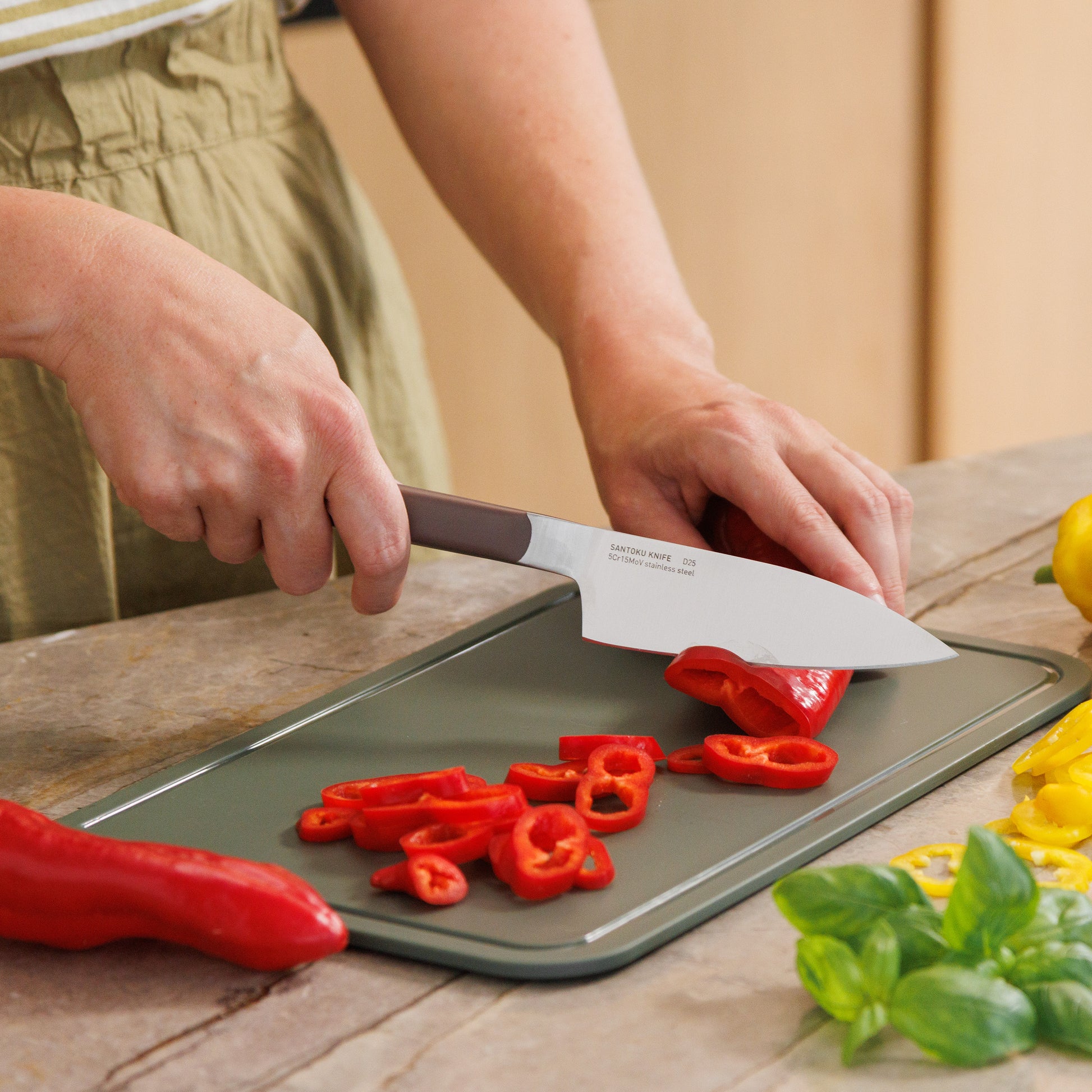 Elements-santoku-knife-11,5-cm-aubergine-lifestyle