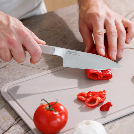 Elements-santoku-knife-11,5-cm-sand-in-use