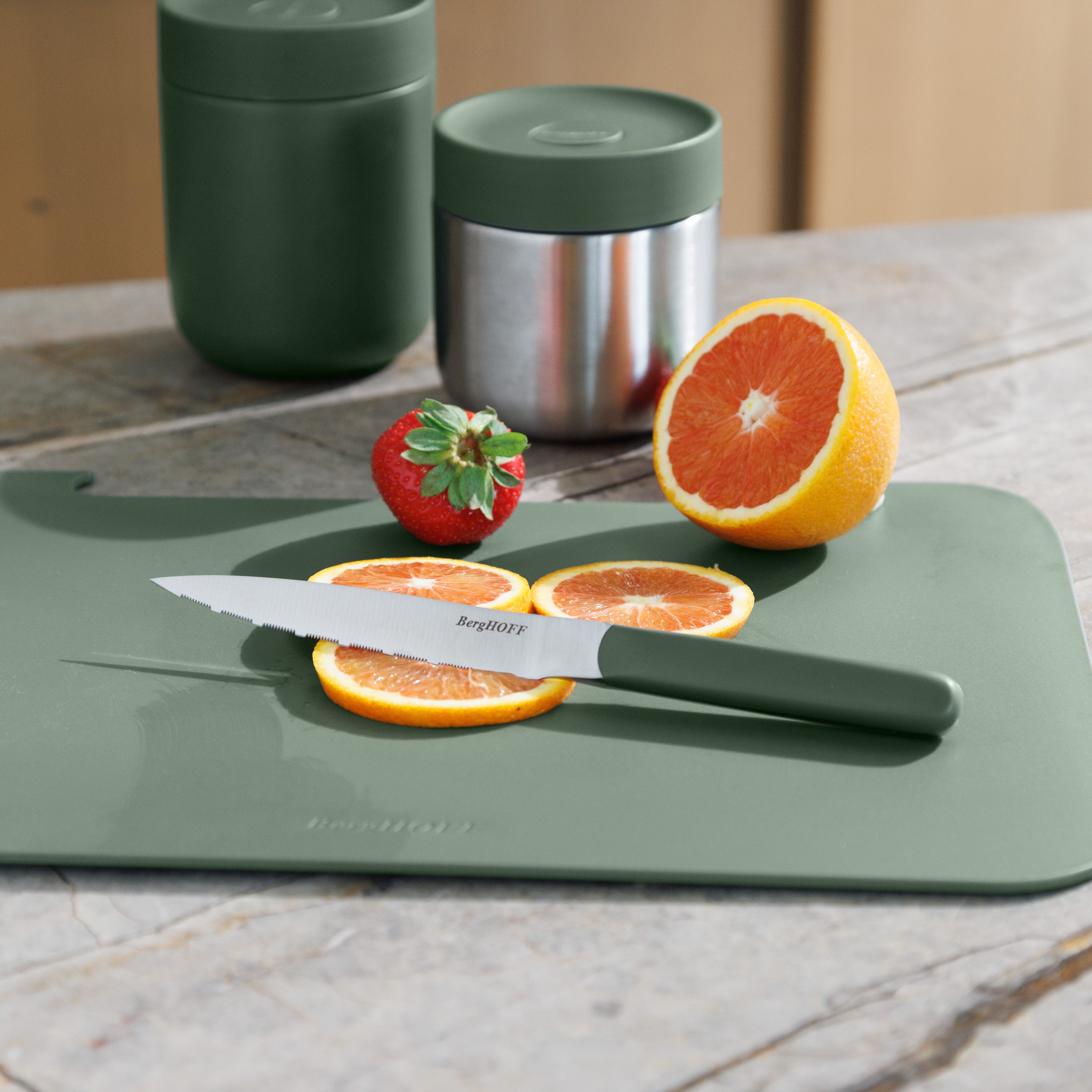 Elements-serrated-knife-11,5-cm-khaki-lifestyle