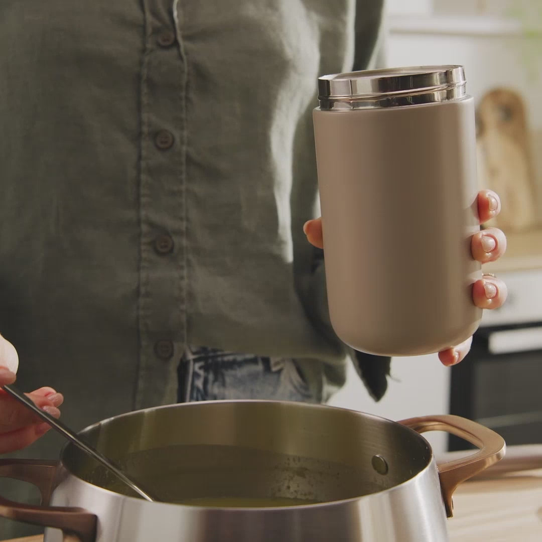 Load video: Nommie-snackable-food-jar-sand-soup

