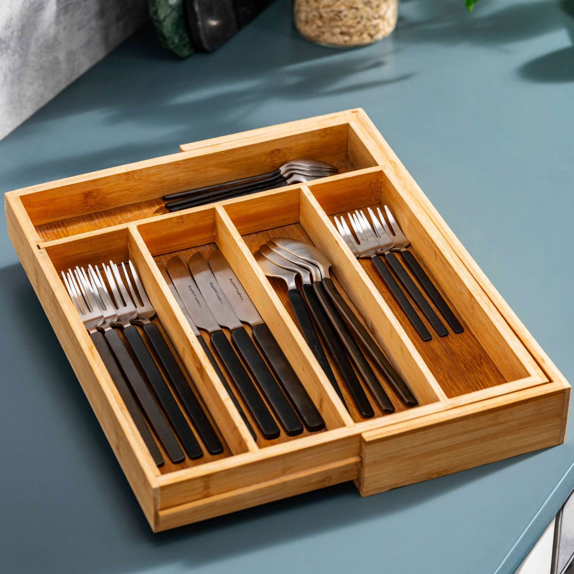 Besteck-Set-20-teilig-rauchig-schwarz-elegant-box
