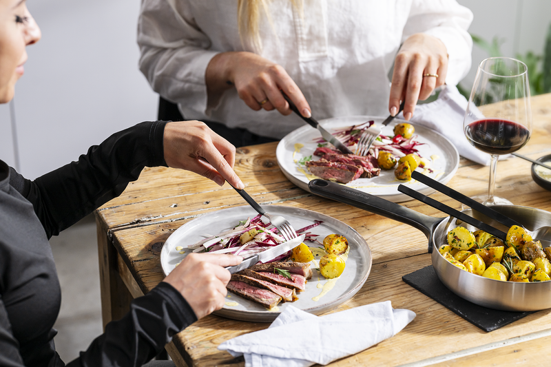 Salat-Servier-Duo-Rauch-Schwarz-in-Pfanne