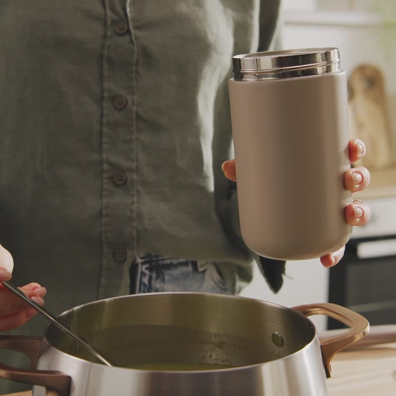 Nommie-snackbare-lebensmittel-krug-sand-suppe

