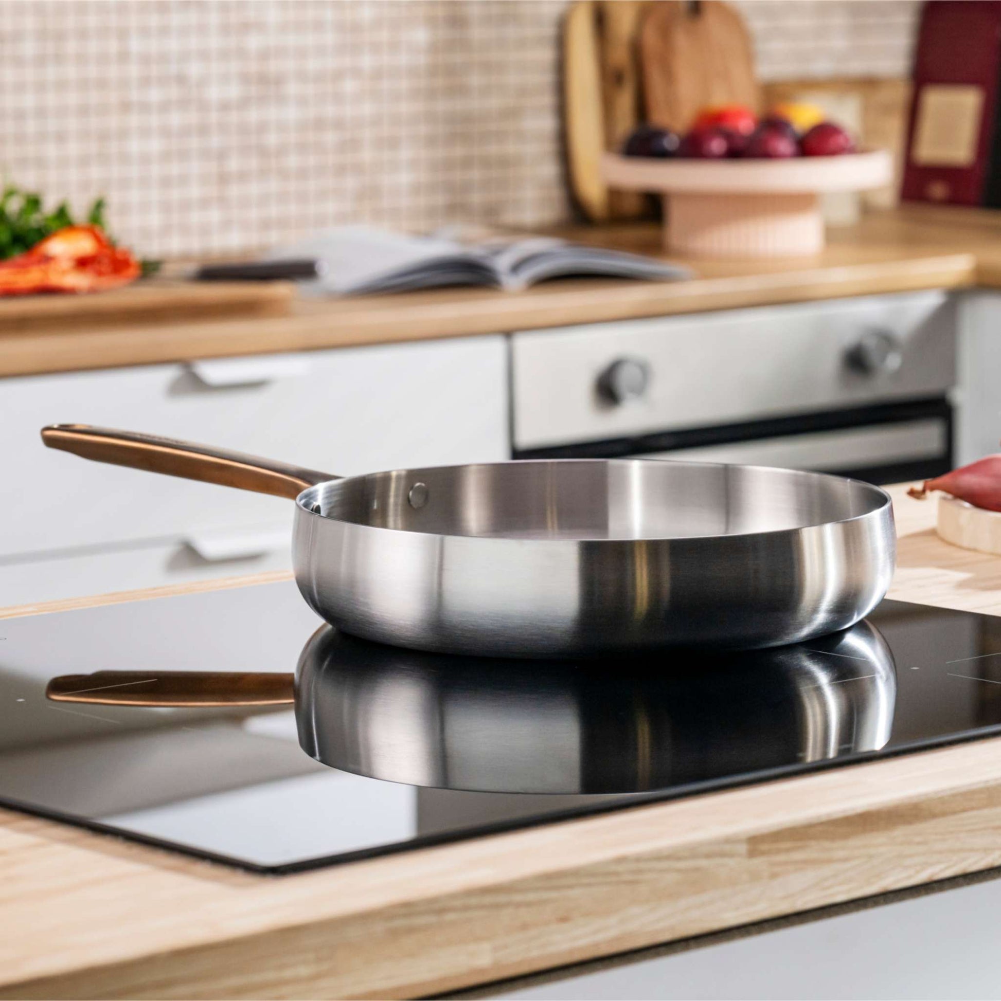Belly-large-frying-pan-28-cm-warm-blush-lifestyle
