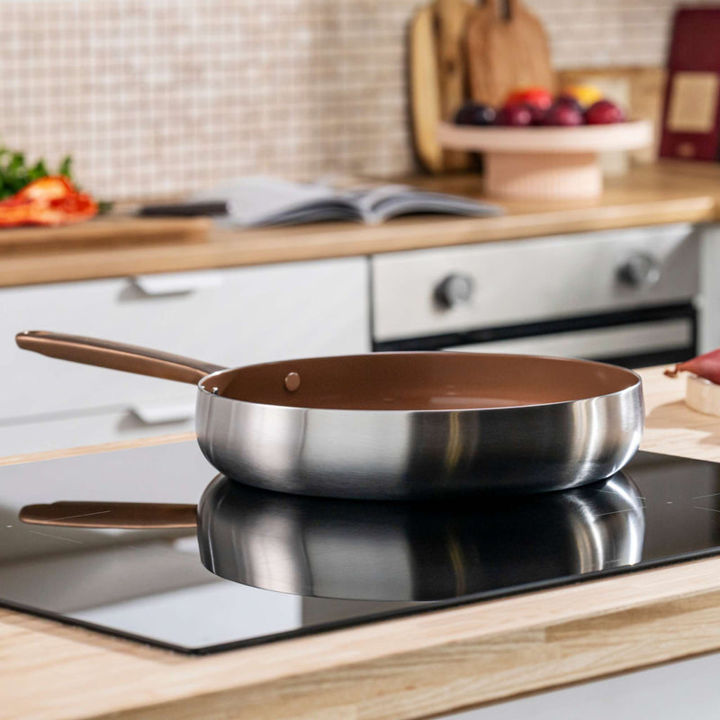 Belly-large-non-stick-frying-pan-28-cm-warm-blush-lifestyle-1092