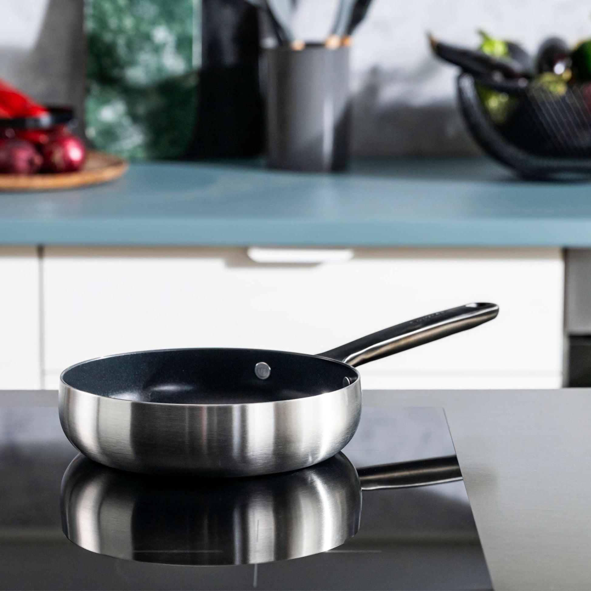 Belly-non-stick-frying-pan-smokey-black-20-cm-lifestyle