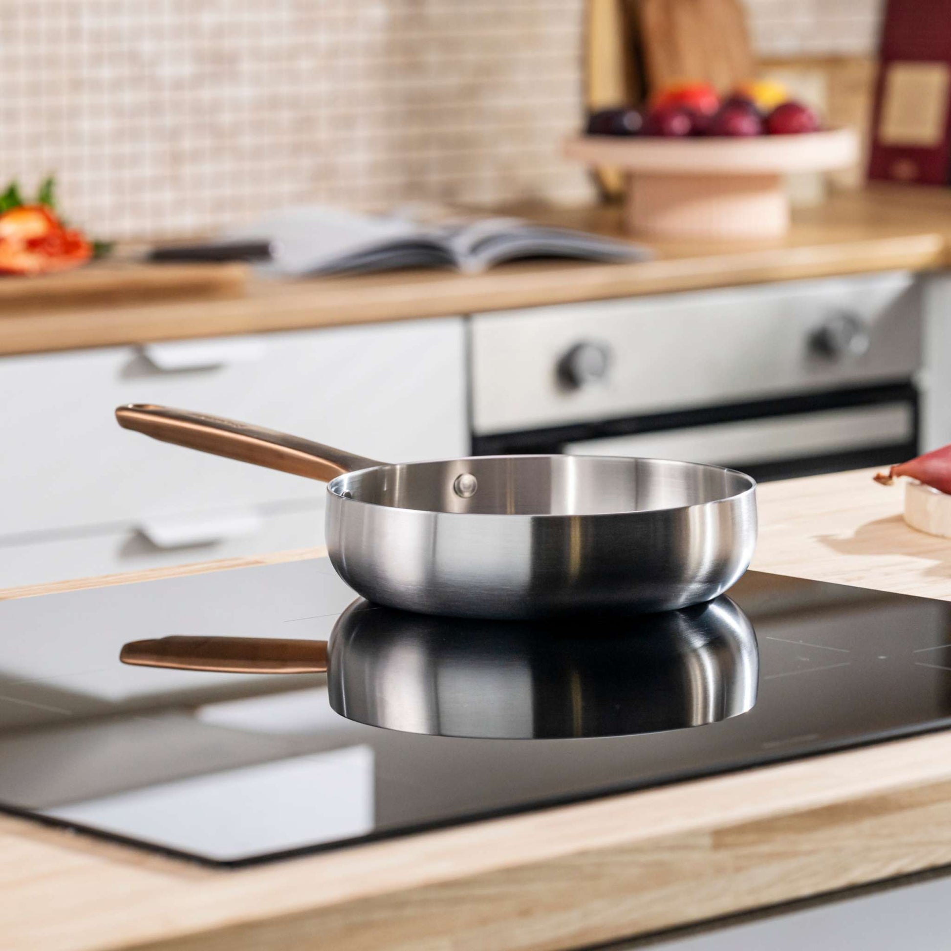 Belly-small-frying-pan-20-cm-warm-blush-lifestyle