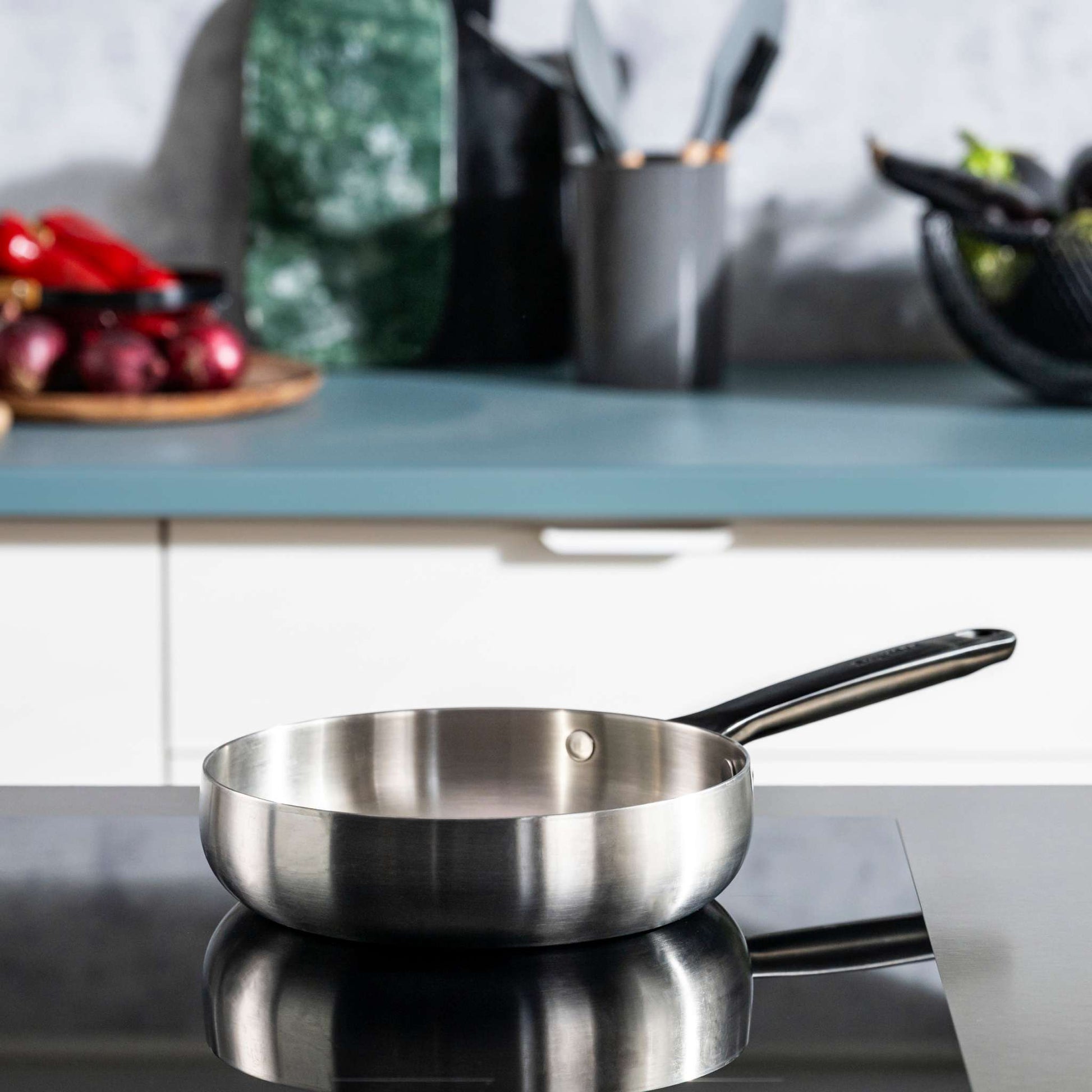 Belly-small-frying-pan-smokey-black-stainless-steel-lifestyle